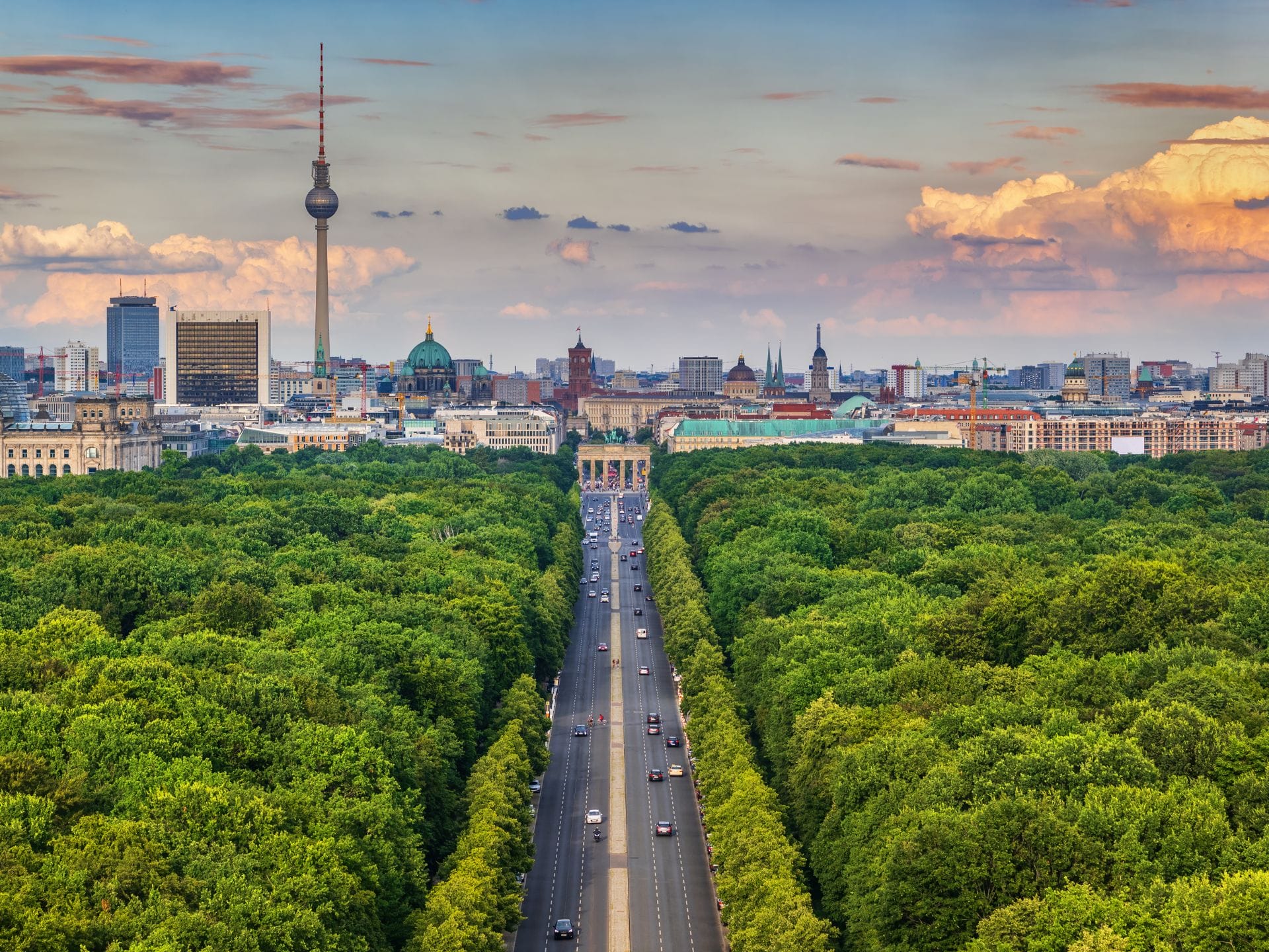 alt="Balian Buschbaum Keynote Speaker Berlin – Vortrag zu Kommunikation und Führung mit Blick auf den Berliner Fernsehturm und das Brandenburger Tor"