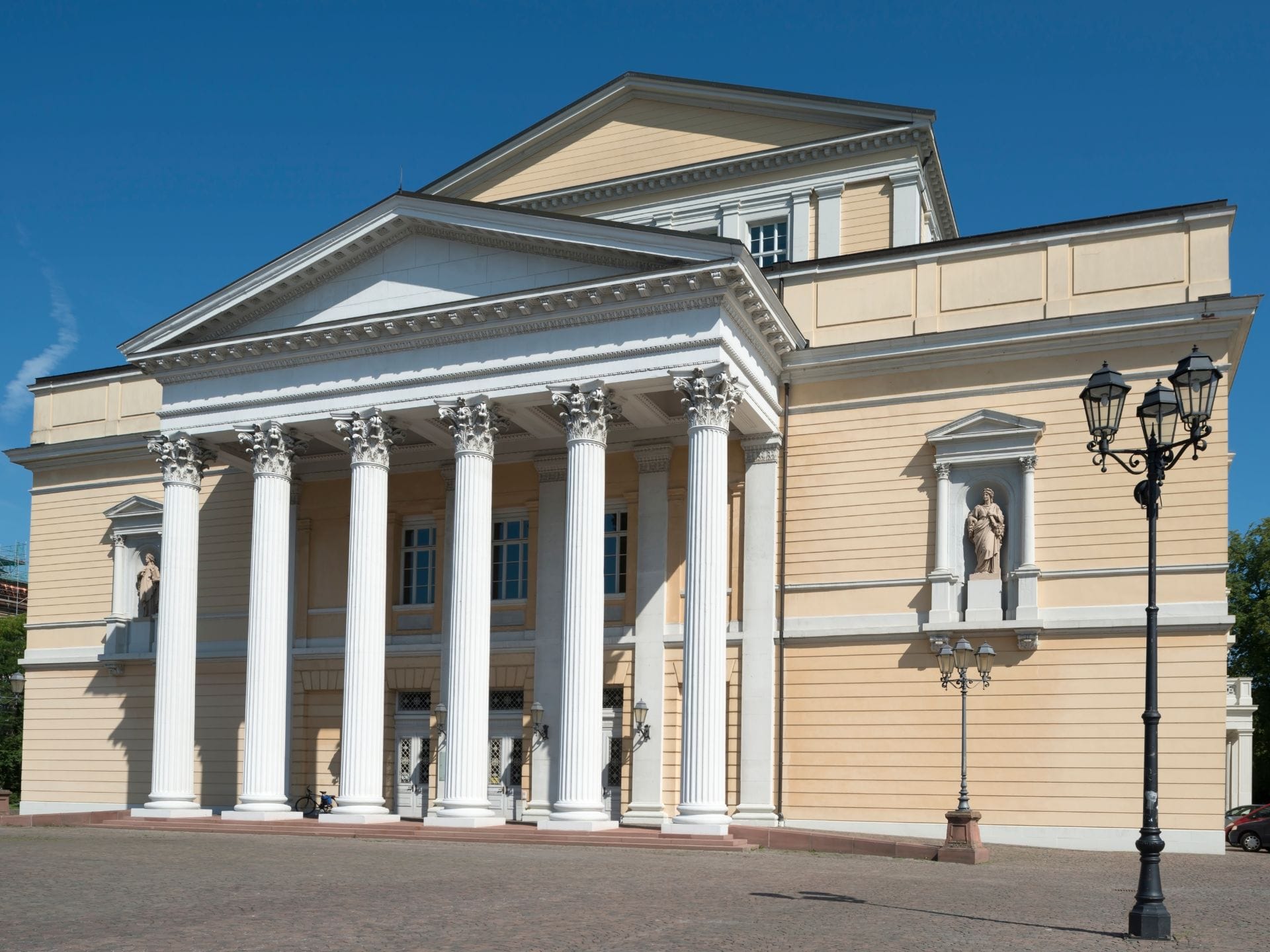 alt="Balian Buschbaum Keynote Speaker Darmstadt – Vortrag über Kommunikation und moderne Führung vor dem Staatstheater Darmstadt"