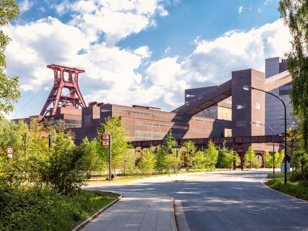 alt="Balian Buschbaum Keynote Speaker Essen – Vortrag über Kommunikation und Führung an der Zeche Zollverein"