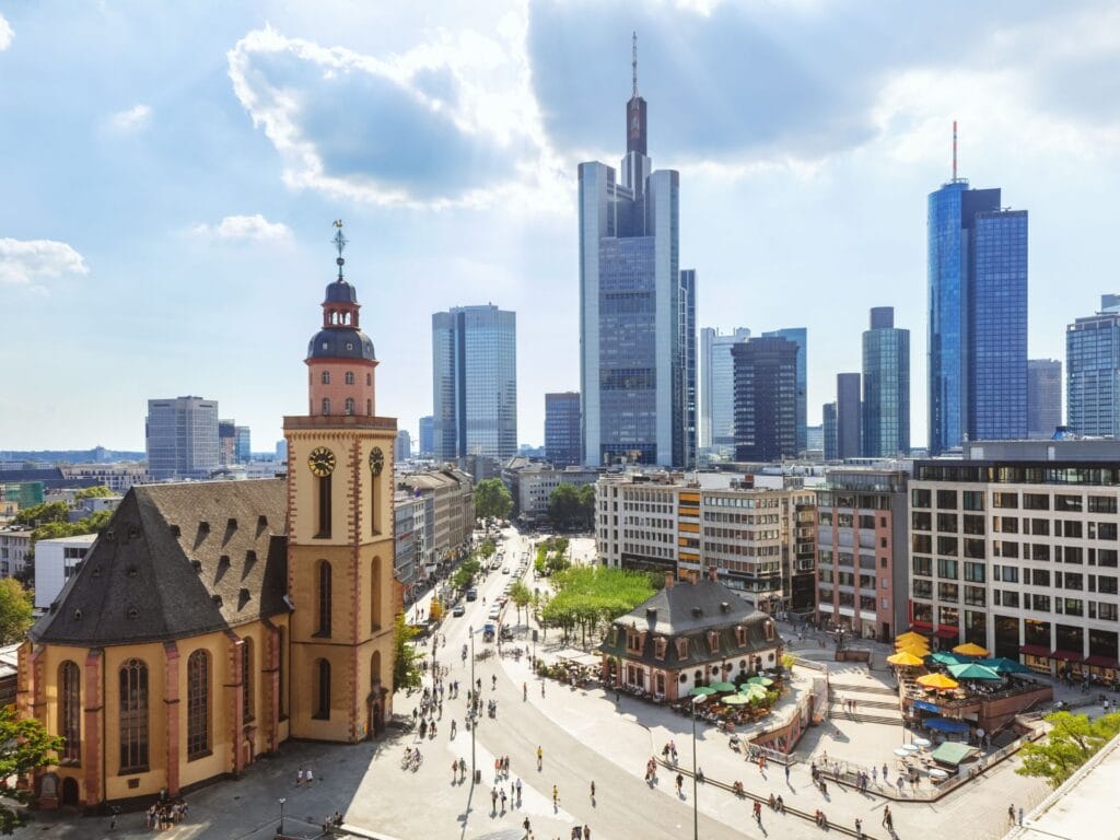 alt="Balian Buschbaum Keynote Speaker Frankfurt – Vortrag zu Leadership und Kommunikation vor der Skyline von Frankfurt am Main"