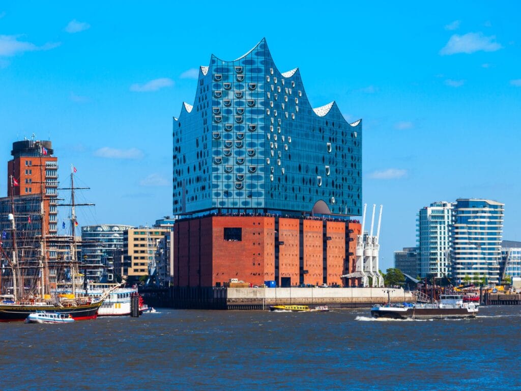 alt="Balian Buschbaum Keynote Speaker Hamburg – Vortrag zu Empathie und Kommunikation vor der Elbphilharmonie"