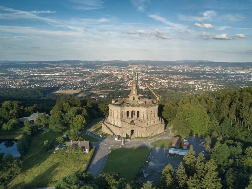 alt="Balian Buschbaum Keynote Speaker Kassel – Vortrag zu Führung und Kommunikation mit Blick auf den Herkules im Bergpark Wilhelmshöhe"