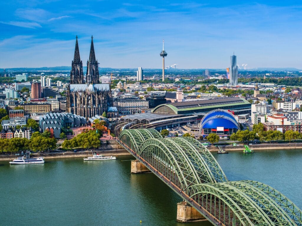 alt="Balian Buschbaum Keynote Speaker Köln – Vortrag zu moderner Führung und Kommunikation vor dem Kölner Dom"
