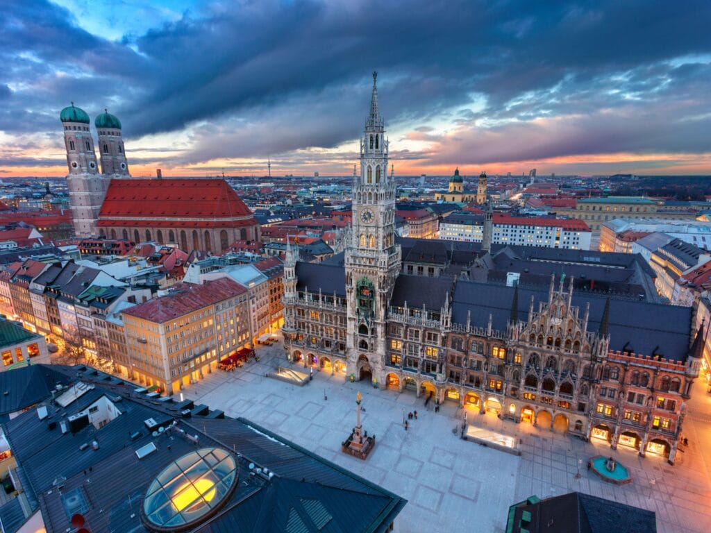 alt="Balian Buschbaum Keynote Speaker München – Vortrag zu Kommunikation und Leadership auf dem Marienplatz mit Blick auf die Frauenkirche"