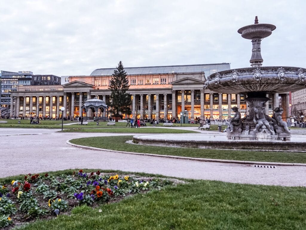 alt="Balian Buschbaum Keynote Speaker Stuttgart – Vortrag zu Kommunikation und Führung auf dem Schlossplatz in Stuttgart"