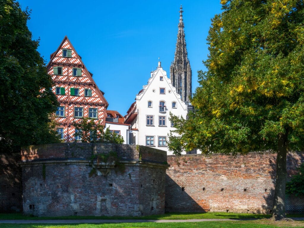 alt="Balian Buschbaum Keynote Speaker Ulm – Vortrag zu Kommunikation und Führung vor dem Ulmer Münster"