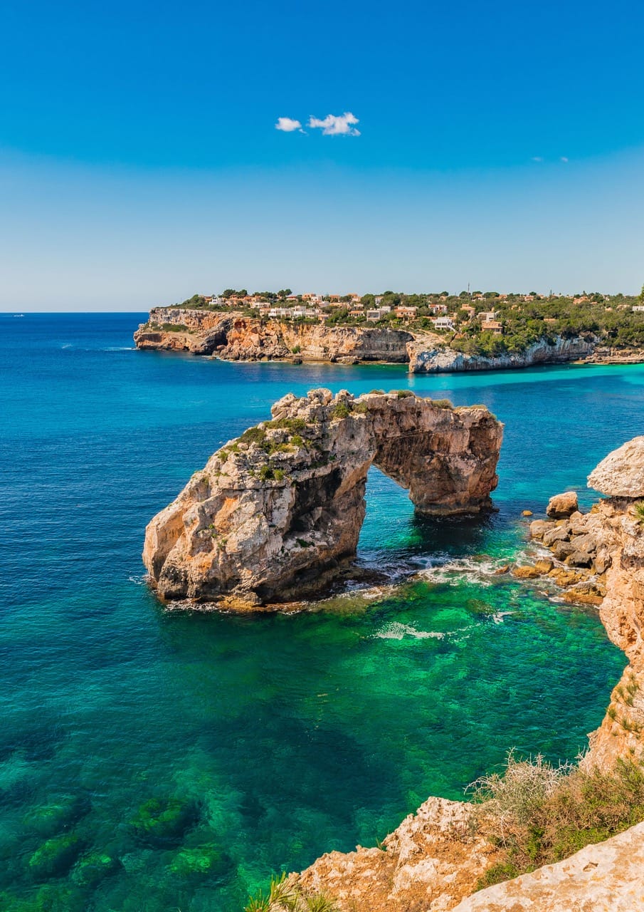 Es Pontàs Santanyí auf Mallorca: beeindruckende Felsbrücke über türkisblauem Meer. Inspirierender Ort für Business Retreats und Fortbildungsreisen.